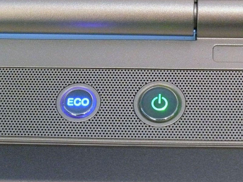<strong>ECOボタン。青が「高性能モード」、緑が「ECOモード」と色で判断できるようになっている</strong>