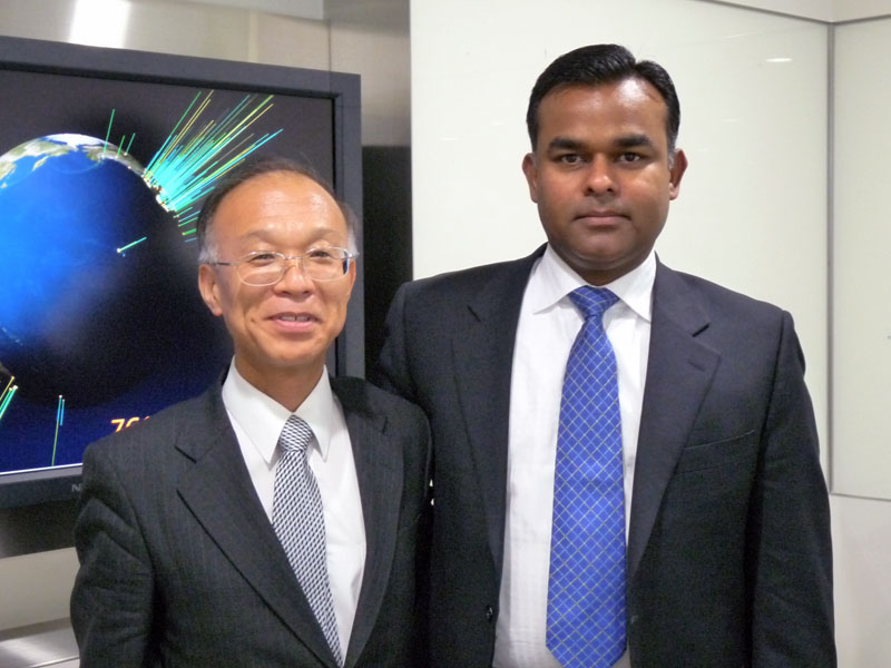 <strong>米Akamai Technologiesヴァイスプレジデント グローバルサービス＆サポートのサンジェイ・シン氏（右）とアカマイ代表取締役社長の小俣修一氏（左）</strong>