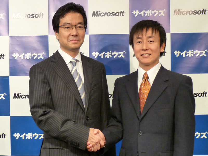 <strong>サイボウズ代表取締役社長の青野慶久氏（右）とマイクロソフト代表執行役社長の樋口泰行氏（左）</strong>