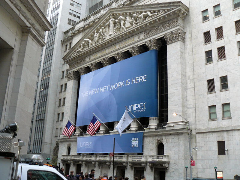 <strong>Juniperが上場し、有力な顧客でもあるニューヨーク証券取引所には、「THE NEW NETWORK IS HERE」の横断幕が掲げられていた</strong>