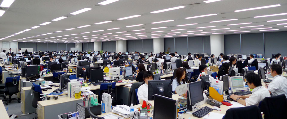 <b>新宿の開発オフィス。開発者約300名がひとつのフロアで開発作業に携わる。ミーティングスペースも設けられ、開発者同士のコミュニケーションがしやすい見通しのよいオフィスになっている</b>