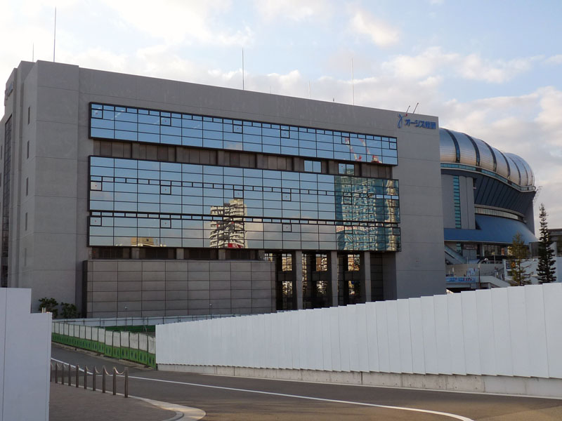 <strong>データセンター機能を備えたビルに本社を持つオージス総研。右側に見えるのは、京セラドーム大阪</strong>