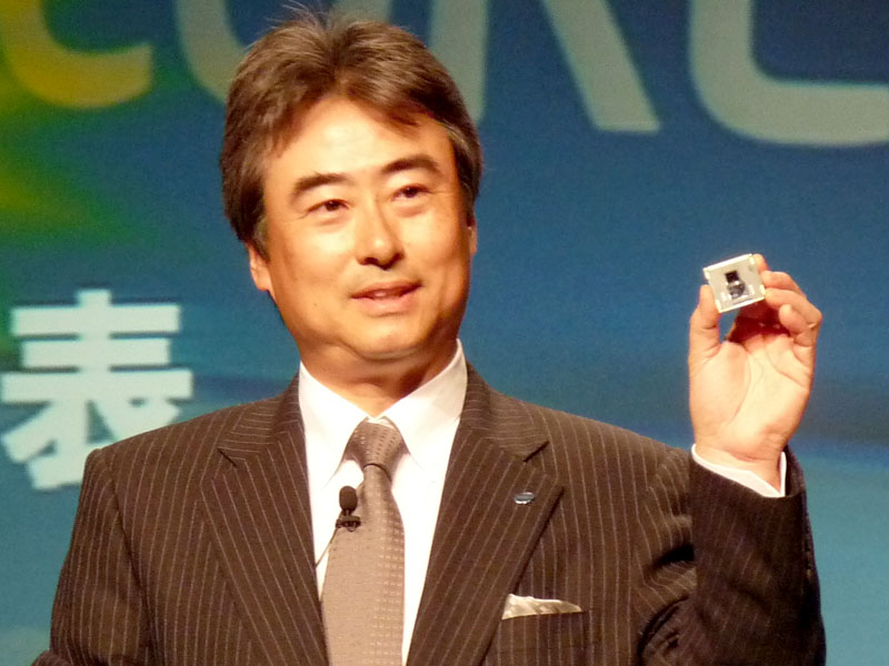 <strong>Core i5プロセッサを手にする代表取締役社長の吉田和正氏</strong>