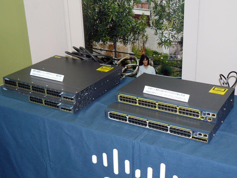 <strong>Cisco Catalyst 3750-X（左）と同 2960-S（右）</strong>
