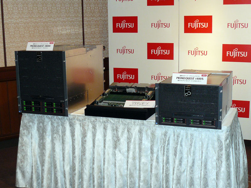 <strong>PRIMEQUEST 1000シリーズのうち、「1800E」（左）と「1400S」（右）。中央に置かれているのはシステムボード</strong>