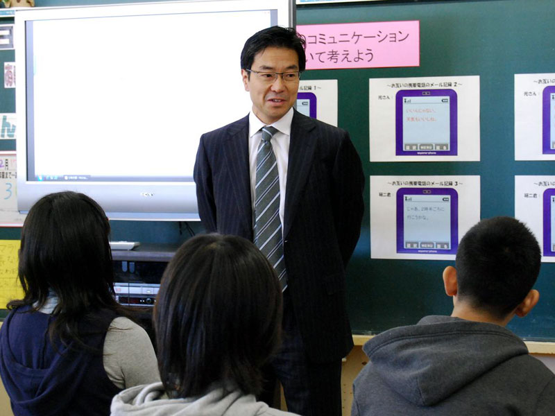 <b>マイクロソフト樋口社長も公開授業に参加し、情報ネットワークの利点と怖さを語った</b>