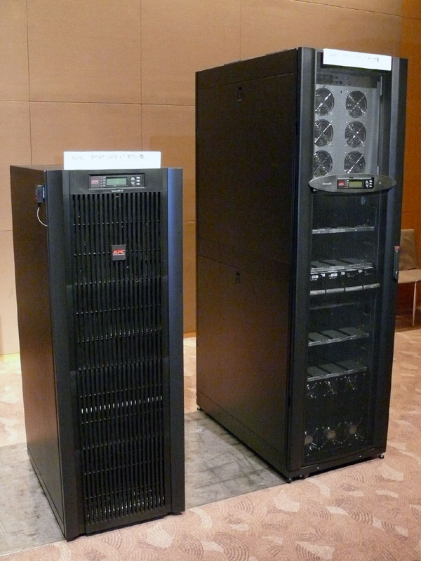 <strong>Smart-UPS VT 20/30kVA。左がタワー型、右がラック型</strong>