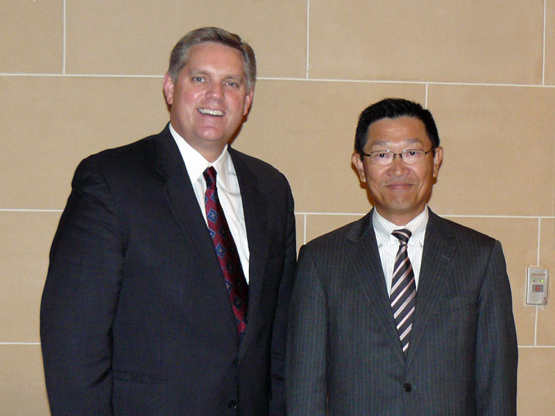 <strong>LANDesk ワールドワイドセールス担当シニア・バイス・プレジデントのマイク・ホール氏（左）と、日本法人の代表取締役社長、今井幹夫氏</strong>
