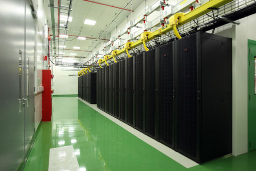 <strong>ダブリンで運用されているラックサーバー群。このフロアでは、高信頼性を求めて、旧来のデータセンターと同じようなシステムとなっている</strong>