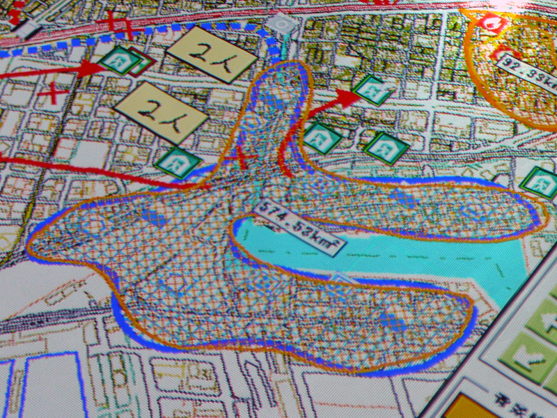 <strong>水害発生地域を線で囲うと、GIS情報を基にその面積が表示される</strong>