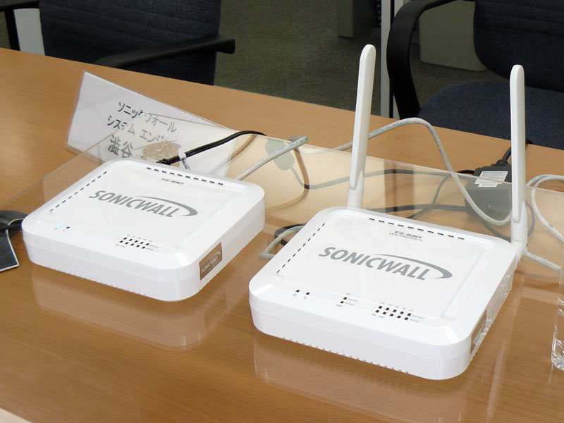 <strong>TotalSecure TZ 100【左】と同 Wireless【右】</strong>