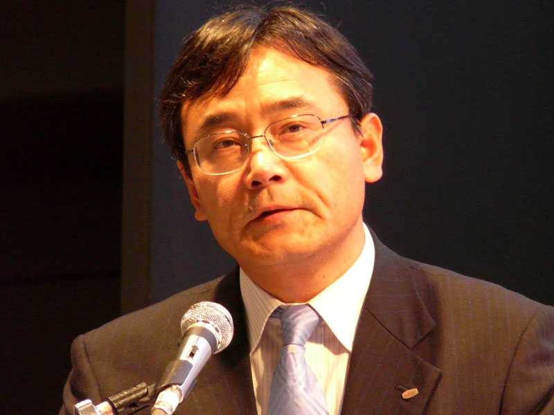 <b>2009年5月12日、富士通フォーラムの会場でブレードサーバーPRIMERGY BX900を発表する山本次期社長</b>