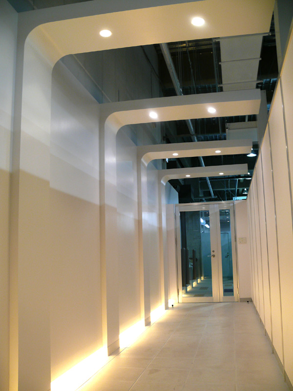 <b>廊下は白を基調に、倉庫とは思えない洗練された装い</b>