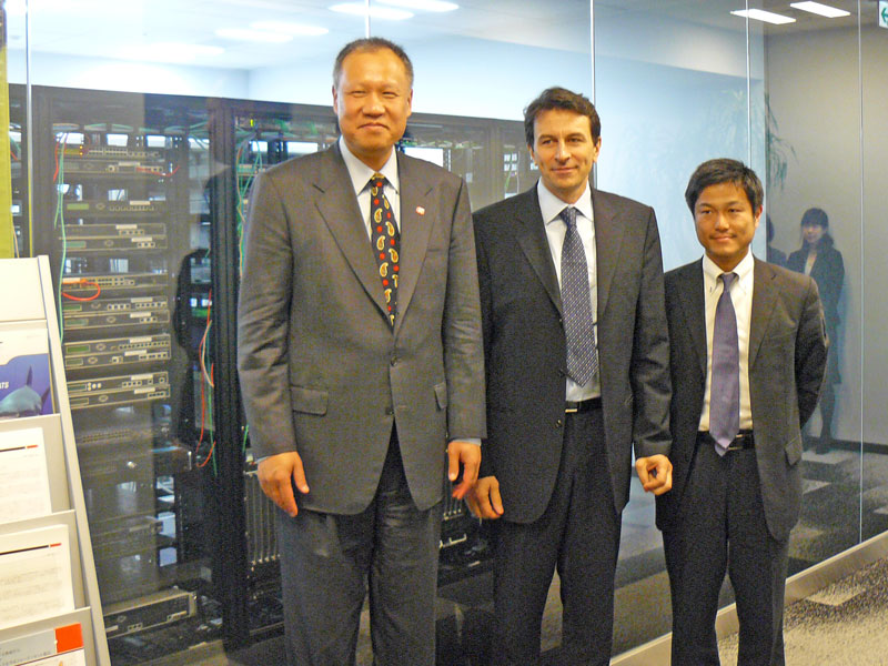<strong>米Fortinetのケン・ジーCEO（左）、インターナショナルセールス＆サポート担当バイスプレジデントのパトリス・ペルシュ氏（中）、日本法人カントリーマネージャーの新免泰幸氏（右）</strong>