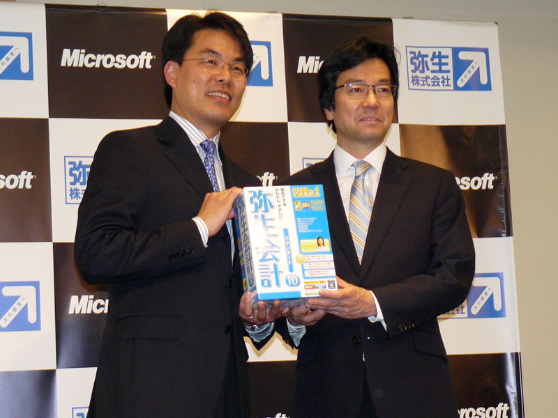 <strong>弥生 代表取締役社長の岡本浩一郎氏（左）と、マイクロソフト 代表執行役社長の樋口泰行氏（右）</strong>