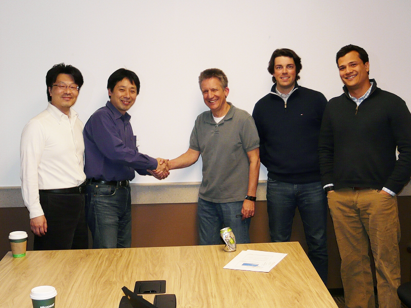 <strong>マイクロソフトイノベーションアワード2009の最優秀賞を受賞したワンビの加藤貴社長（写真左の左から2人目）、板井清司取締役（同左端）は、マイクロソフトの関係者にプレゼンテーションを行い、活発な情報交換を行った</strong>