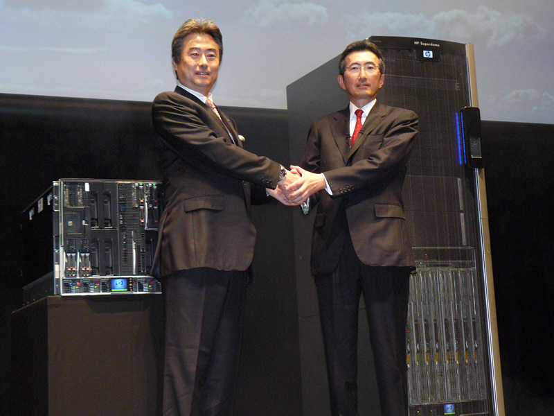 <strong>新製品を手に握手をするインテルの吉田社長（左）と日本HPの小出社長（右）</strong>