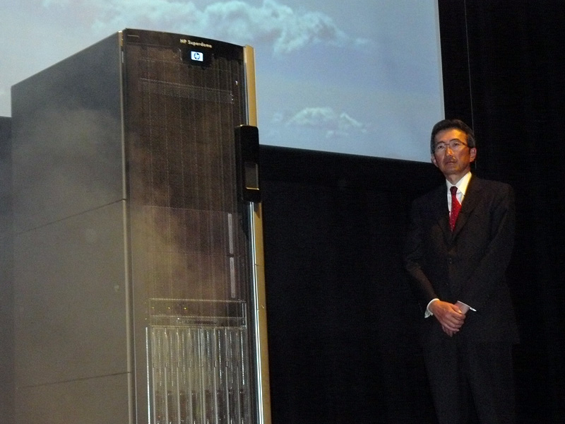 <strong>Superdome 2（左）と日本HP 代表取締役 社長執行役員の小出伸一氏（右）。壇上ではスモークがたかれたが、これは「煙ではなくクラウドの雲」だそうだ</strong>