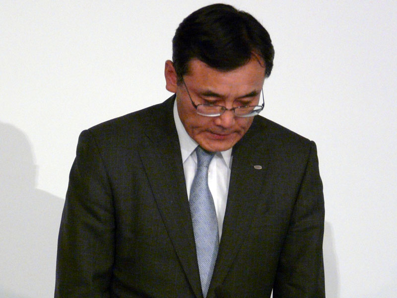 <STRONG>陳謝する山本社長</STRONG>